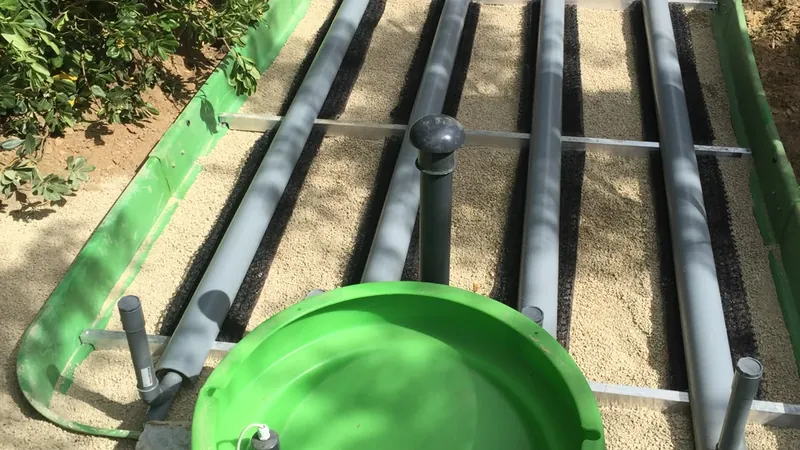 Lit d'épandage d'assainissement non collectif avec drains, regards et poste de relevage, chantier dans le Var