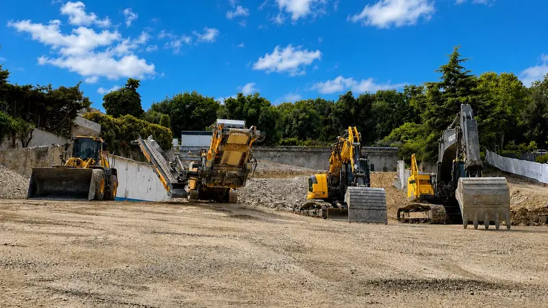 Plateforme de maison décapée et nivelée, parc d'engins de terrassement sur un chantier varois
